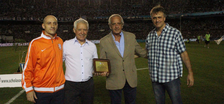 Un homenaje por el clásico más antiguo del fútbol argentino