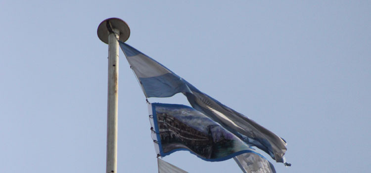 En honor a la Academia, una bandera en el mástil del Cilindro