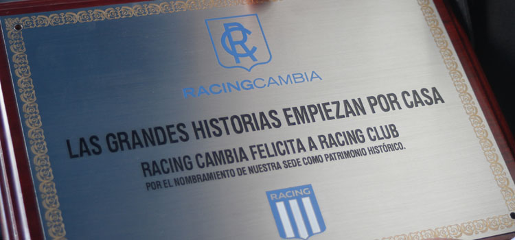 Agradecimiento a Racing Cambia por la entrega de una plaqueta conmemorativa
