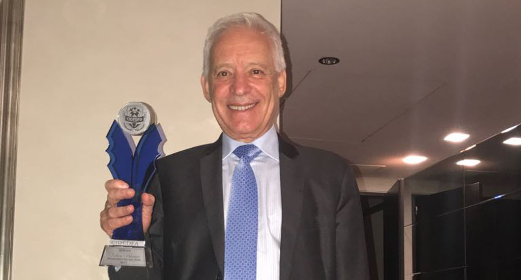 Víctor Blanco recibió el Premio Alumni